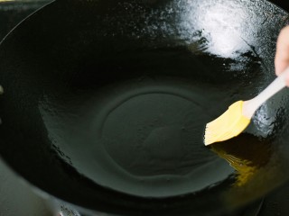 5、石锅拌饭,铁锅里刷一层油，也不可多，不可多，记住了小伙伴们！目的是，加热米饭，和拌酱充分接触，让每一粒米饭披上韩式拌酱的味道，而且，味道也不黏也不咸，这点区分于一些餐厅的做法，这步很关键，目前许多人传统做法没有这步的！