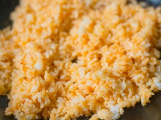 6、石锅拌饭,让米饭的香味和韩式拌酱相互之间充满活力，大约过5分钟左右，看看锅里，尽量让酱涂满米饭，这样就可以了