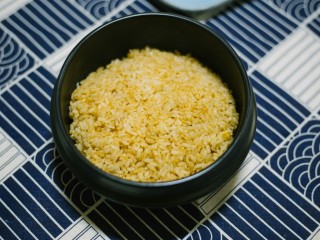 7、石锅拌饭,把米饭放到石锅里，别忘记哦，石锅是的那层油哦，我们先把米饭，在石锅里压的紧凑一点的，为了不让饭香散失。