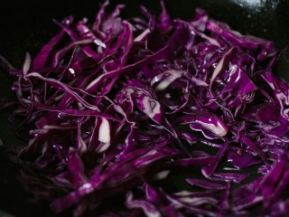 8、石锅拌饭,接下去，加点盐，鸡精，炒紫甘蓝，7分熟即可