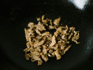 9、石锅拌饭,直接把刚才腌制好的里脊肉丝倒下去炒即可了，油适量，大约炒3分钟即可，也是7分熟，不用加水！