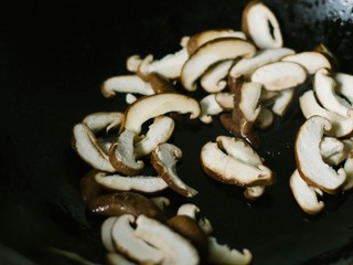 11、石锅拌饭,炒香菇，加点盐和鸡精，也是7分熟即可
