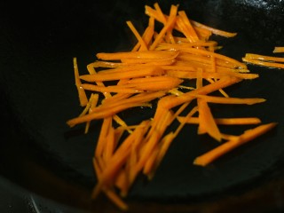 10、石锅拌饭,炒胡萝卜丝，加点盐和鸡精，也是7分熟即可