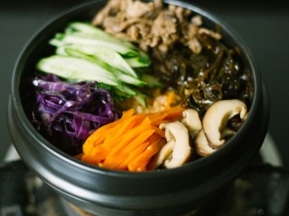 12、石锅拌饭,接下去，把炒好的小菜，如图摆盘，个人建议是，小菜最好是6道，这样看起来比较美观！然后，如图，把石锅放灶上中火烧至锅底能听到滋滋的声音，此时，锅底，有少许锅巴形成了，继续烧大约2分钟，即可！