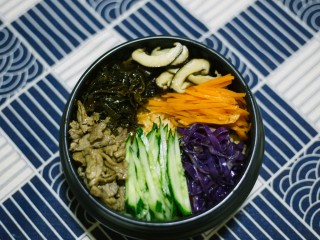 13、石锅拌饭,这时的石锅，满满的充满的拌饭的味道，非常香，而且，石锅放保温功能很强，尤其搭配锅底那层油，可谓是，层层发香，道道有味！