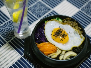 14、石锅拌饭,最后一步，加个总体5分熟的蛋蛋，蛋黄3分熟，蛋白7分熟，撒点黑芝麻，这样，就色香味俱全了，也不浪费剩饭，还可以大饱一顿了，所以啊，这道菜，告诉我们一点:厨房里的勤劳加智慧等于味蕾，而你就是那个挑战自己味蕾的人！呼吁大家，不要浪费剩饭，可以为自己做碗石锅拌饭，为自己，为社会节省粮食！