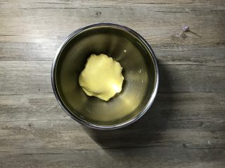 3、肉桂苹果派,倒入蛋液。用手捏成团，不要过分揉捏，成团即可。