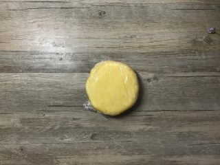 4、肉桂苹果派,然后用保鲜膜包好，放入冰箱冷藏1小时备用。