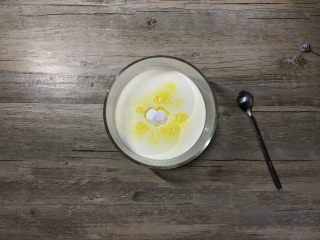 5、肉桂苹果派,接着我们来制作派液：将动物性淡奶油、细砂糖、蛋液全部倒入容器中。