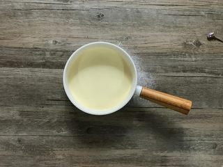 8、肉桂苹果派,过筛后盖上保鲜膜静置备用。