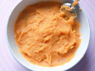2、豆沙红薯饼,将蒸熟的红薯用勺子压成泥。