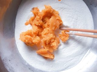 5、豆沙红薯饼,然后加入红薯泥拌匀。（红薯泥湿度不同，还有不同的糯米粉吸水性也不同，所以糯米粉和红薯泥的量，大家要根据自己的实际情况调整）