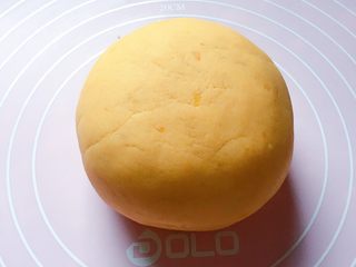 6、豆沙红薯饼,用手和成软硬适中的面团。