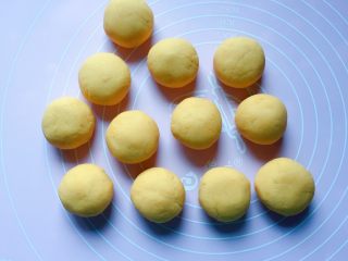 7、豆沙红薯饼,将面团平均分成12等份的小剂子。