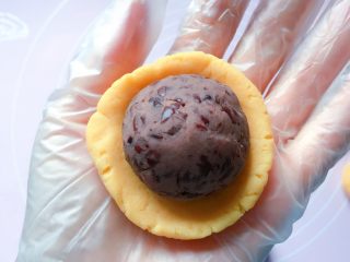 9、豆沙红薯饼,取一小剂子，用手掌心按扁，然后放上豆沙馅。
