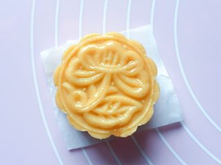 12、豆沙红薯饼,然后用力均匀的压出花形。