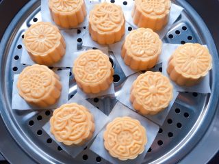 13、豆沙红薯饼,依次做好所有的红薯饼，然后上锅蒸制，上汽后蒸15分钟即可。