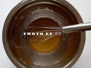 1、凤梨咸蛋黄月饼,将转化糖浆、枧水、玉米油混合，用手动打蛋器搅拌均匀；