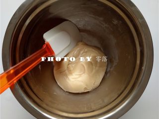 2、凤梨咸蛋黄月饼,筛入面粉，用刮刀拌成面团；放入冰箱，冷藏3个小时，但别超过4个小时；