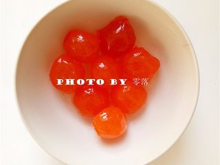 3、凤梨咸蛋黄月饼,咸蛋黄依次在高度白酒里滚一圈；