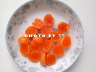 4、凤梨咸蛋黄月饼,再把咸蛋黄放在烤盘上；放入预热后的烤箱中层，上下火180度，烘烤8分钟；待咸蛋黄凉后，对半切开；