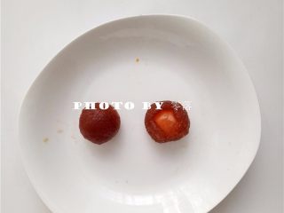 6、凤梨咸蛋黄月饼,月饼馅分成17个丸子，月饼馅+咸蛋黄=35g（其中16份）；1个月饼馅为40g；用凤梨馅将咸蛋黄包好，如同包汤圆一般；