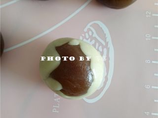 7、凤梨咸蛋黄月饼,取一份月饼皮，用手掌压扁摊平，包入月饼馅，像包汤圆般收口；