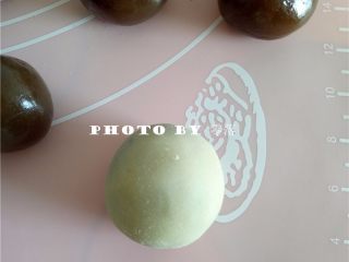 8、凤梨咸蛋黄月饼,月饼收口后，拍上适量干粉；