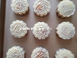 10、凤梨咸蛋黄月饼,全部做好；月饼用喷壶喷一层薄薄的水；