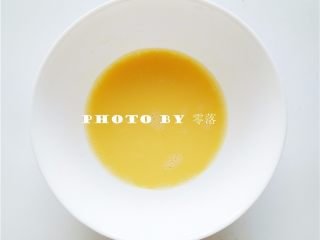 12、凤梨咸蛋黄月饼,1个蛋黄同10g清水混合，搅拌均匀；