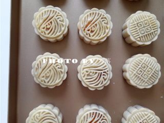 13、凤梨咸蛋黄月饼,将蛋黄液薄薄地刷在月饼表面；刷子蘸蛋液后，需用力抵在碗边，逼出多余蛋液，方可用来刷月饼，这样刷出来的月饼花纹清晰美观；