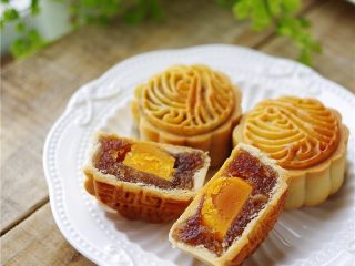 14、凤梨咸蛋黄月饼,月饼再放入烤箱，用200度烘烤15分钟；【凤梨咸蛋黄月饼】做好啦。