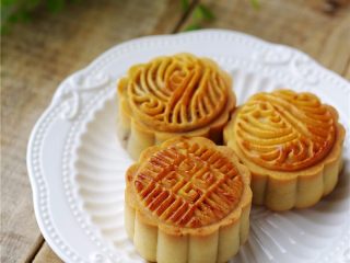 15、凤梨咸蛋黄月饼,月饼放凉后，密封保存2-3天，待月饼回油，口感更佳。