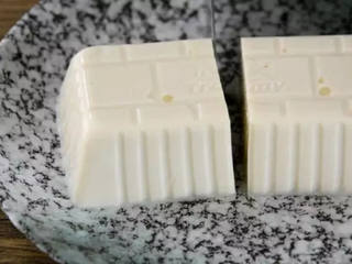 1、超美味的芝士豆腐做法 五分钟就搞定,豆腐切半备用