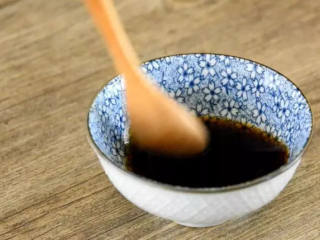 4、超美味的芝士豆腐做法 五分钟就搞定,碗中倒入酱油、净水，搅拌均匀