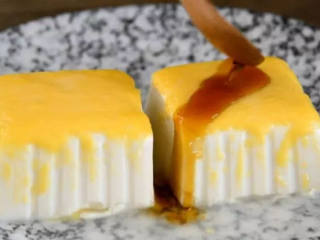 5、超美味的芝士豆腐做法 五分钟就搞定,开盖，淋上少许味汁