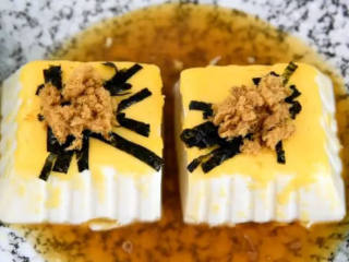 6、超美味的芝士豆腐做法 五分钟就搞定,撒上海苔碎、肉松，即可