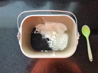 1、黑芝麻吐司(一次发酵),把主面团里除黄油和干酵母以外的材料按照先液体后固体的顺序依次放入面包机中。