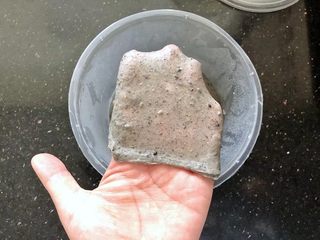 4、黑芝麻吐司(一次发酵),4个小时后拿出来室温下回温,这时的面团已经可以拉出厚一点的膜,说明已经达到扩展阶段了。