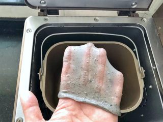 7、黑芝麻吐司(一次发酵),继续启动面包机的揉面程序,大约15分钟就可以了,此时的面团能拉出薄而结实的手套膜,说明已经达到完全扩展阶段了。