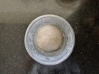 8、黑芝麻吐司(一次发酵),把面团放入碗中盖上保鲜膜室温下松弛20分钟。(注意是松弛不是发酵)