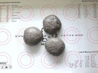 9、黑芝麻吐司(一次发酵),松弛好的面团取出分割成3等份,滚圆后松弛10分钟。