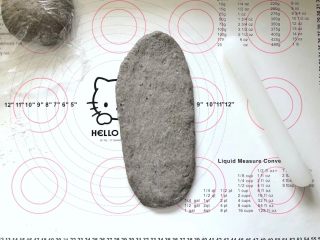 10、黑芝麻吐司(一次发酵),分别擀成牛舌状。