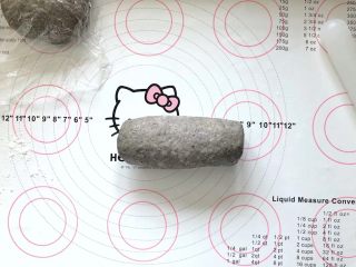 11、黑芝麻吐司(一次发酵),光面朝下卷起,松弛10分钟。