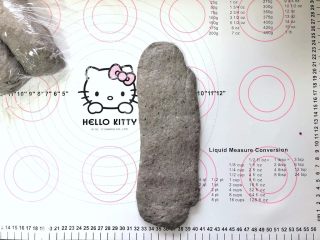 12、黑芝麻吐司(一次发酵),再次按扁,擀成长条状。