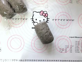 13、黑芝麻吐司(一次发酵),卷起(两圈半)。