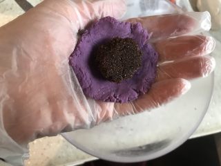 9、紫薯糖心糯米滋,加入红糖，注意包不能太薄，到时候煮好会露馅