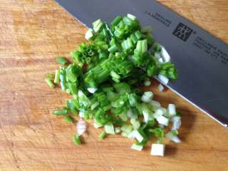 2、饺皮酱香饼,香葱切碎