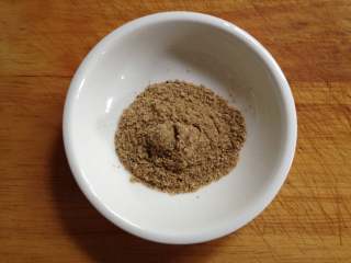 3、饺皮酱香饼,备好椒盐（可以自己做，也可以在超市购买）