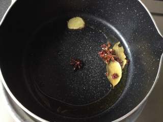 4、饺皮酱香饼,制作酱料：锅中倒入适量油，油热后放入八角、姜片、香叶和花椒煸出香味后捞出